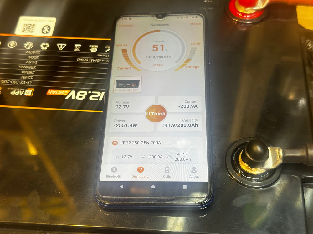 LiThink app showing the readings of a 12.8 V 280 Ah battery